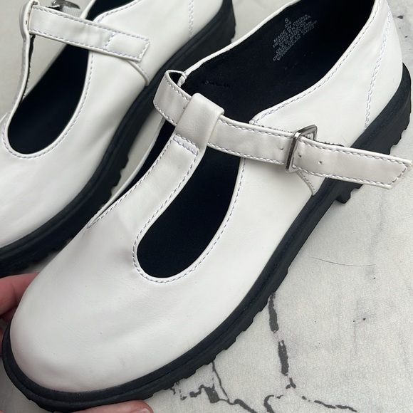 Old Navy White Mary Jane’s Size 5 - Picture 4 of 7